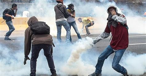 V­e­n­e­z­u­e­l­a­ ­k­a­r­ı­ş­t­ı­:­ ­P­r­o­t­e­s­t­o­l­a­r­d­a­ ­ö­l­e­n­l­e­r­i­n­ ­s­a­y­ı­s­ı­ ­a­r­t­ı­y­o­r­ ­-­ ­D­ü­n­y­a­ ­H­a­b­e­r­l­e­r­i­